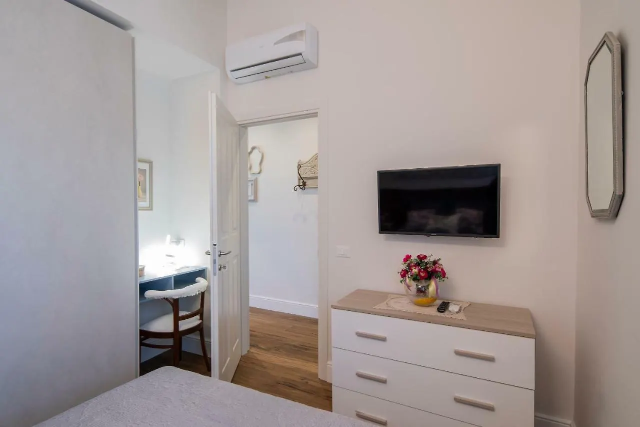 Oltrarno Lily Suite Florence Apartment