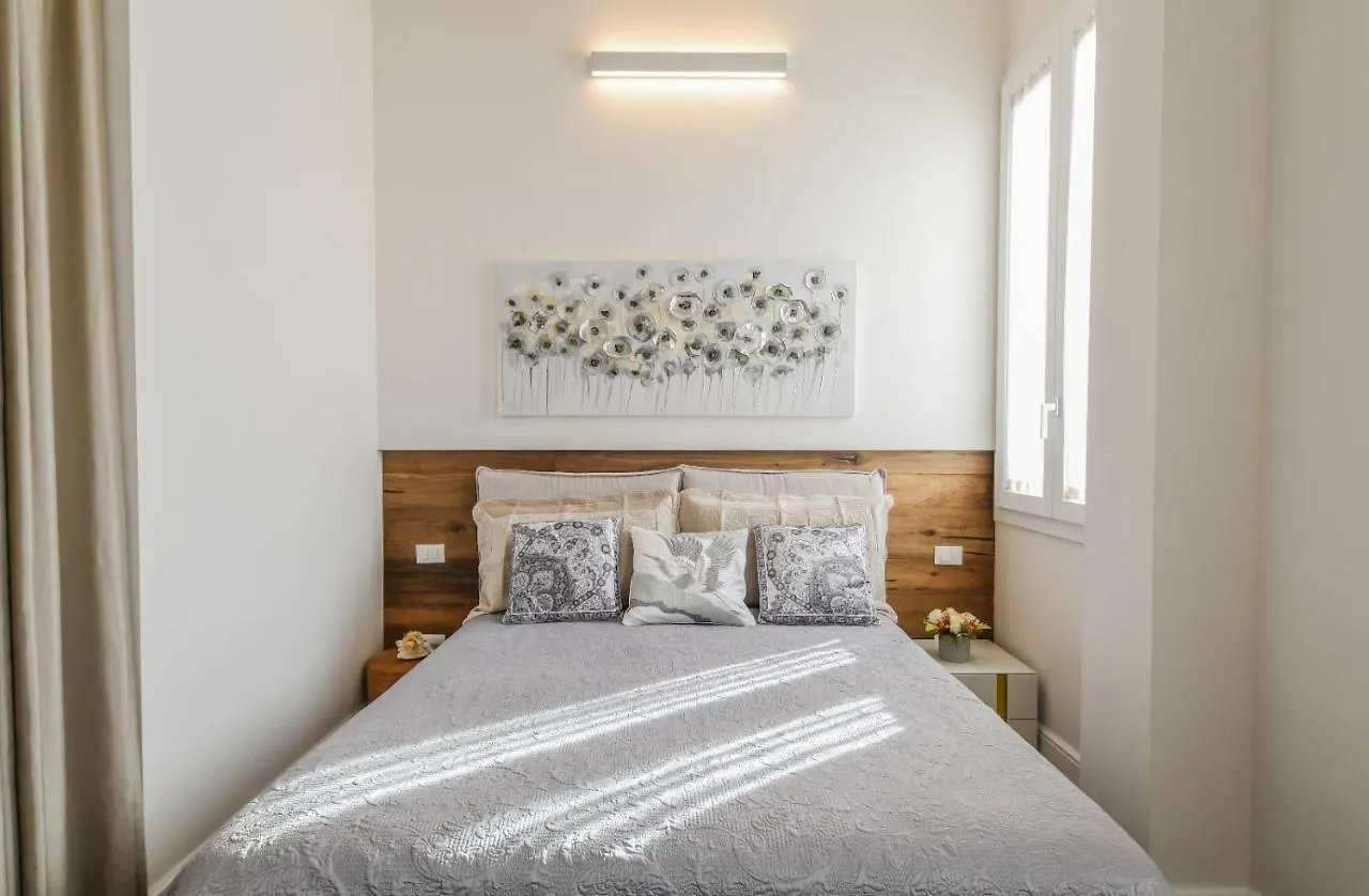 Oltrarno Lily Suite Florence Apartment